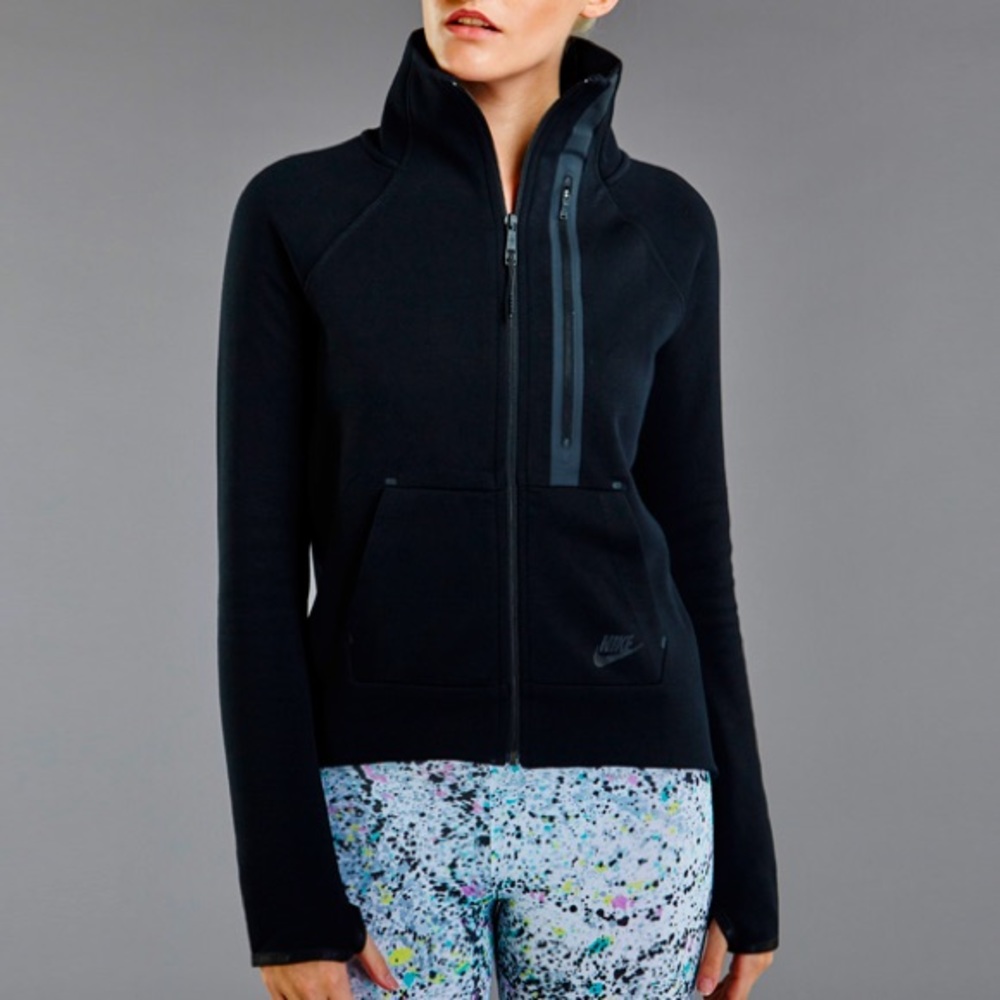 Nike Women Zip up Jacket in Black